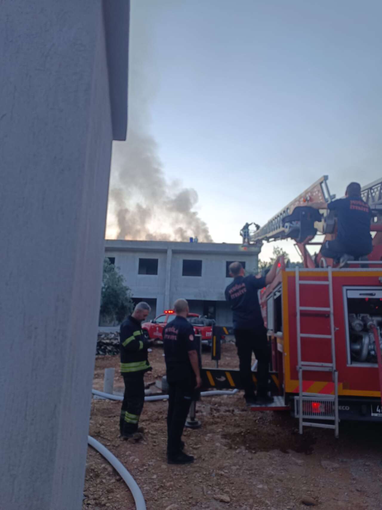 Muğla'da İnşaat Halindeki Evin Çatısında Yangın 6